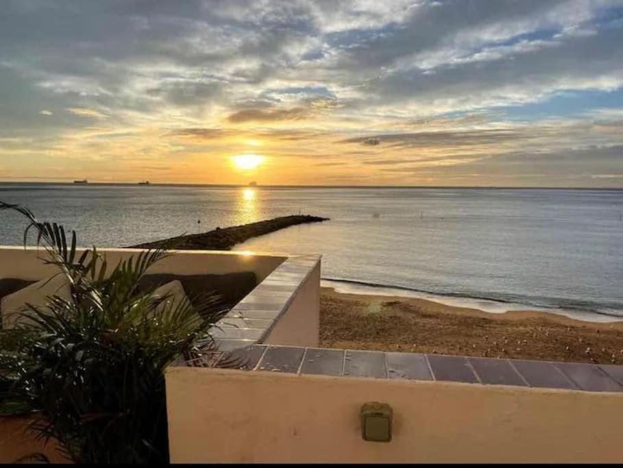 Beach Front Apartment Gibraltar Bagian luar foto